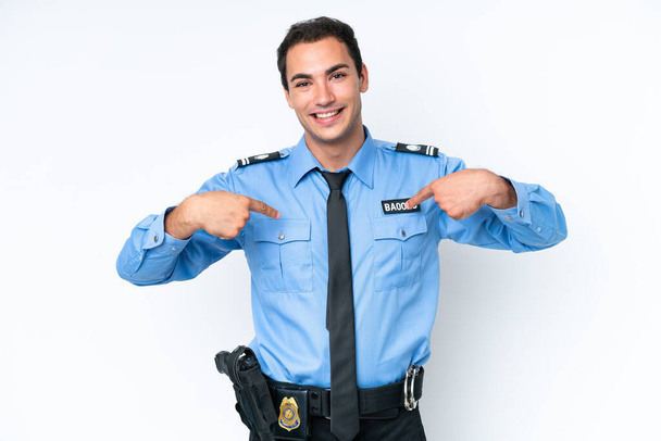 Nuori poliisi valkoinen mies eristetty valkoisella taustalla ylpeä ja omahyväinen - Valokuva, kuva