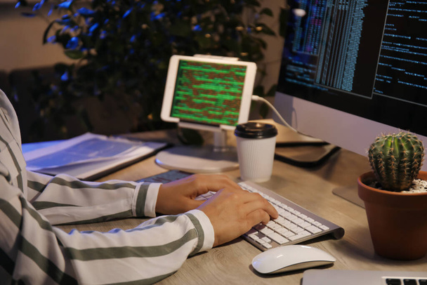 Kobieta programistka pracująca z komputerem w biurze w nocy, zbliżenie - Zdjęcie, obraz