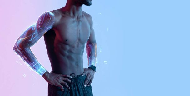 Conceito de esportes digitais. Cortado de atlético esportista afro-americano com tronco nu e holograma futurista em seus braços posando em luz de néon, panorama com espaço de cópia, colagem - Foto, Imagem