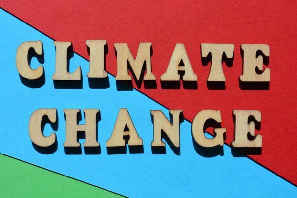 Изменение климата, слова в деревянных буквах алфавита изолированы на заднем плане  - Фото, изображение