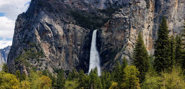 Panorama of Bridalveil Fall from Yosemite Valley viewpoint on Northside Drive pullout in Yosemite Valley, Yosemite National Park, California, USA in May of 2023 - Photo, Image