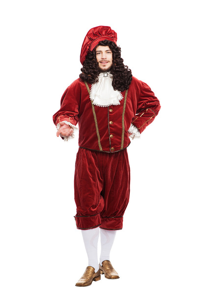 Retrato del hombre de la Edad Media en traje rojo aislado sobre fondo blanco
 - Foto, imagen