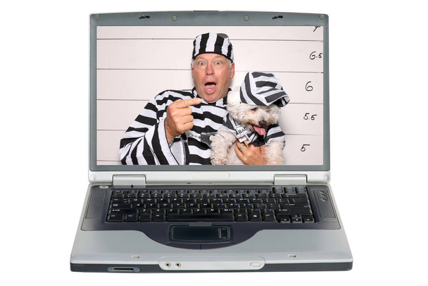 tela do laptop com homem e seu cão sob prisão na estação de reserva na prisão - Foto, Imagem