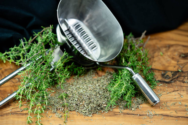 Сушеные и свежие тимус обыкновенный вкусные кухонные травы - Фото, изображение