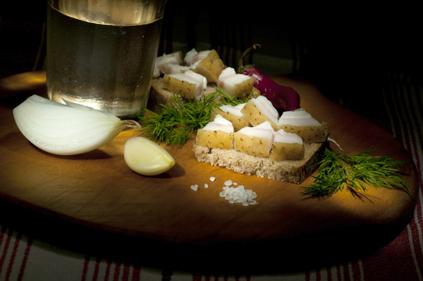 Sandwich con manteca de cerdo salada y vodka, cepillo ligero
 - Foto, Imagen