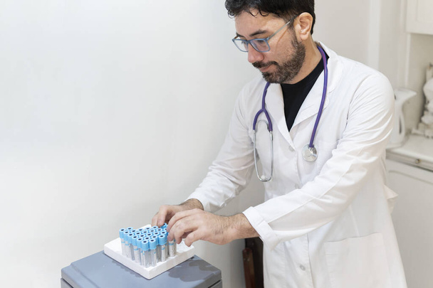 Latin Doctor tiene campioni di laboratorio - Foto, immagini
