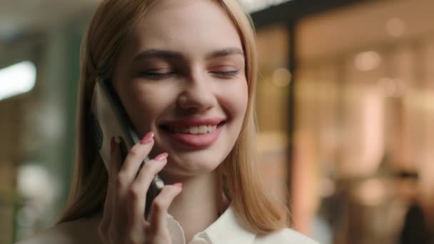 Επιχειρηματίας μιλάμε κινητό τηλέφωνο ευχάριστη συζήτηση close up Καυκάσιος γυναίκα μιλούν κινητό τηλέφωνο με πελάτη ευτυχισμένη κοπέλα συνομιλούν ακούσετε καλά νέα χαμογελώντας. Επαγγελματική κλήση ασύρματο smartphone στο εμπορικό κέντρο - Πλάνα, βίντεο