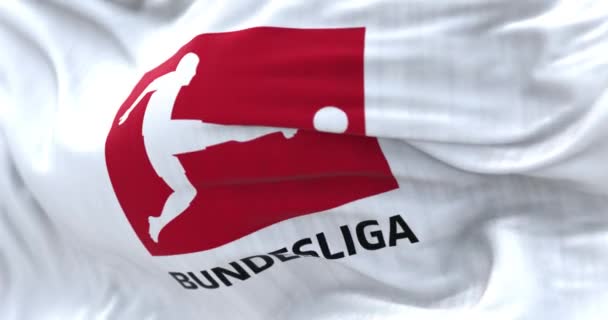 Мюнхен, DE, квітень 2023: Махаючи прапором Бундесліги. Bundesliga) - професійна футбольна ліга Німеччини. Безшовна 3D анімація рендеринга. Повільна петля руху. Вибірковий фокус. 4k - Кадри, відео