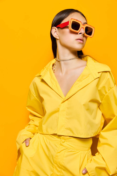 πρόσωπο γυναίκα κομψό κυρία μακριά γυαλιά ηλίου μόδας κίτρινο κορίτσι όμορφα μοντέρνα μαλλιά ελκυστική διασκέδαση θετική χειρονομία πορτρέτο στούντιο νέους φόντο μοντέρνο τρόπο ζωής - Φωτογραφία, εικόνα