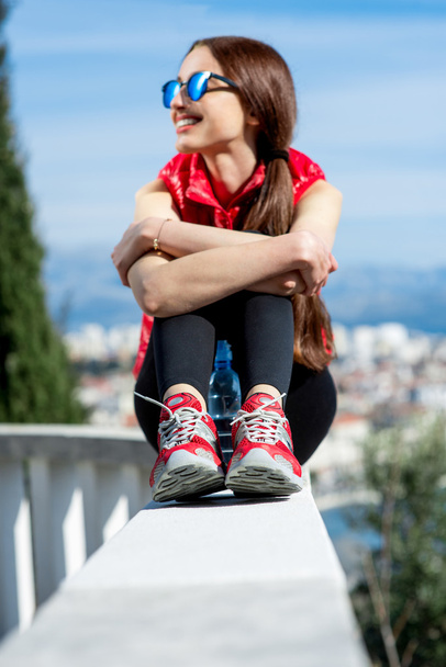 Şehir Manzaralı park sokak üzerinde sportif kadın - Fotoğraf, Görsel