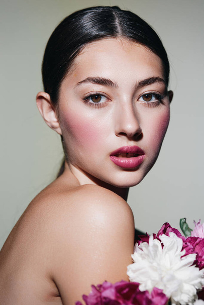 kobieta kwiatowy dziewczyna dzień portret makijaż piękno świeże naturalne kaukaski model sztuka kwiat różowy rumieniec brunetka głowa natura kosmetologia bukiet twarz - Zdjęcie, obraz