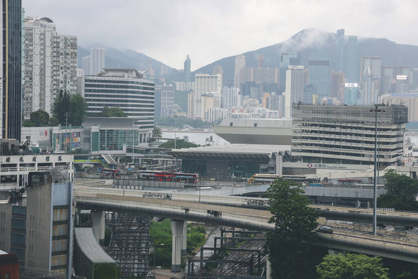 ένα αστικό τοπίο του Hung Hom, που βρίσκεται στη χερσόνησο Kowloon, 30 Ιουλίου 2023 - Φωτογραφία, εικόνα