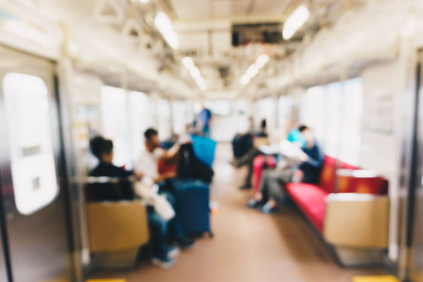 Verschwommene Sicht auf Menschen im Zug, Tokio, Japan - Foto, Bild