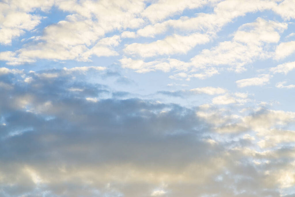 Blauwe lucht met pluizige wolken, avondlucht natuur achtergrond - Foto, afbeelding