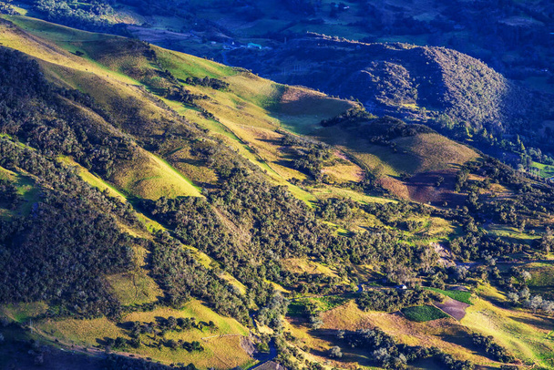 Paysages ruraux dans les montagnes verdoyantes colombiennes - Photo, image