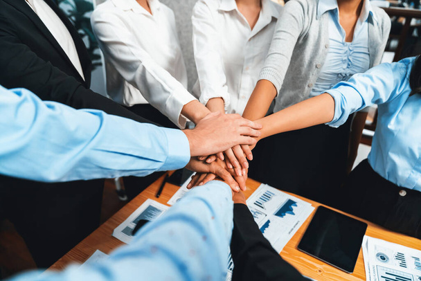 Multiracial Geschäftsleute machen Synergien Hand in Hand im Besprechungsraum als Zusammenarbeit oder Teambuilding für Mitarbeiter am Arbeitsplatz. Akribisch - Foto, Bild