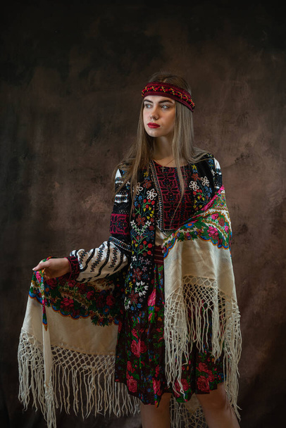 Mulher jovem ucraniana bonita usar blusa bordada étnica no fundo escuro, dia da independência, conceito popular e étnico - Foto, Imagem