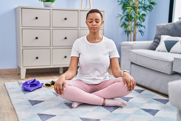 Afrykańska amerykanka trenuje jogę w domu - Zdjęcie, obraz
