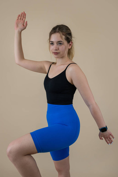 mooi sportief meisje in sportkleding oefenen yoga uit te werken in de studio. Sport als gezond - Foto, afbeelding