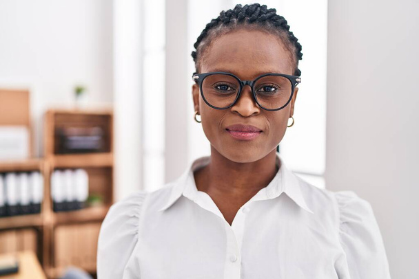 Afrykańska amerykańska kobieta biznes pracownik uśmiechnięty pewny siebie w biurze - Zdjęcie, obraz