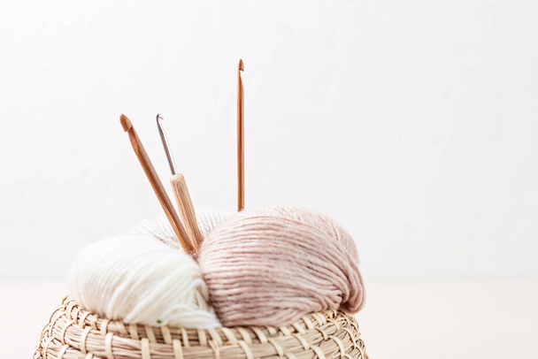 Kézműves kötés hobbi háttér fonal természetes színekben. Ajánlás hobbi csökkenti a stresszt a hideg őszi és téli időjárás. - Fotó, kép