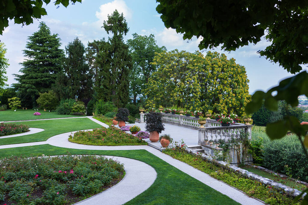 Italiaanse villa tuin met belvedere terras - Foto, afbeelding