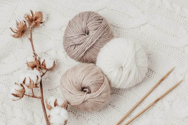 Craft knitting hobby background with yarn in natural colors. Recomforting hobby to reduce stress for cold fall and winter weather. - Fotoğraf, Görsel