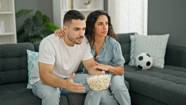 Mężczyzna i kobieta para oglądając mecz piłki nożnej w domu - Zdjęcie, obraz