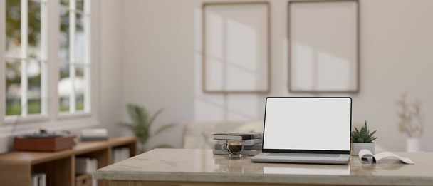 Крупный план современного домашнего офиса с белым макетом ноутбука на столе с размытой современной минимальной белой гостиной в качестве фона. 3D рендеринг, 3D иллюстрация - Фото, изображение