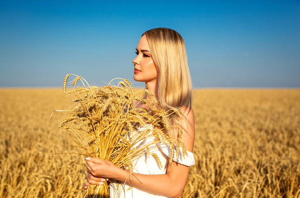 Красива українська блондинка на пшеничному полі - Фото, зображення