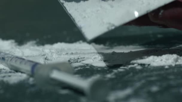Drogově závislý příprava linek heroinu pro injekci střední zpomalení zoom výstřel selektivní zaměření - Záběry, video