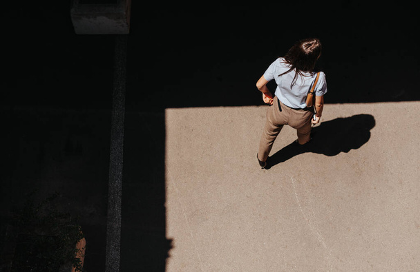 Nainen liikemies yksin kadulla hänen muistikirja ja käsilaukku ulkona aurinkoisena päivänä - Valokuva, kuva