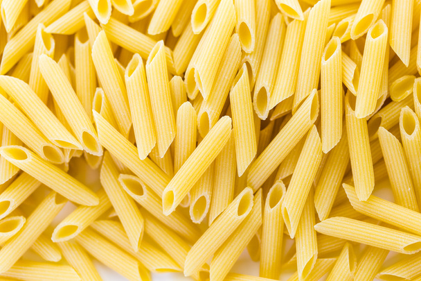 Orgaaninen keltainen rigate pasta
 - Valokuva, kuva