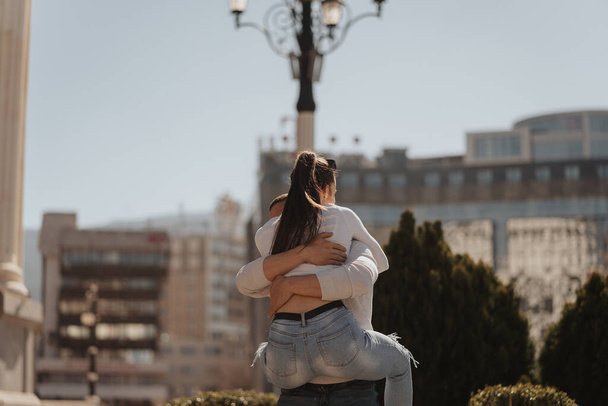 Belo casal apaixonado abraçando enquanto está no centro da cidade - Foto, Imagem