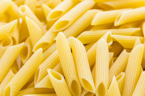 Organische gele rigate pasta - Foto, afbeelding
