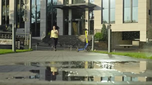 Krásná baculatá žena na ranním běhu v parku ve městě. Za úsvitu pořádá ve městě kardio trénink. Vysoce kvalitní 4K záběry - Záběry, video