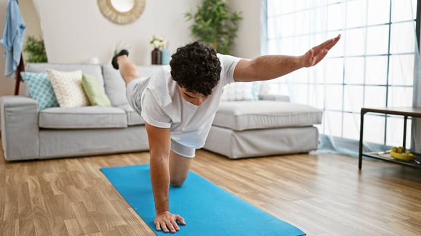 Jovem latino homem formação core exercício em casa - Foto, Imagem