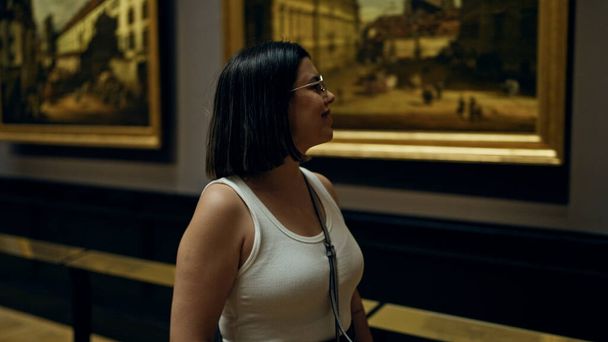 Güzel İspanyol bir kadın Viyana 'daki sanat müzesini ziyaret ediyor. - Fotoğraf, Görsel