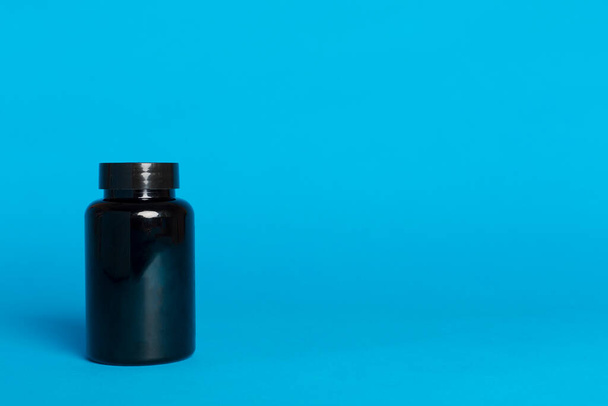 Plastová láhev na vitamíny na barevném pozadí - Fotografie, Obrázek