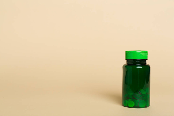 Flacon en plastique pour vitamines sur fond de couleur - Photo, image
