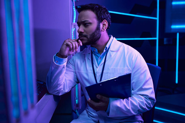 Futurisztikus gondolatok: indiai férfi tudós elmélkedik közepette Neon hangulat Tudományos Központ - Fotó, kép