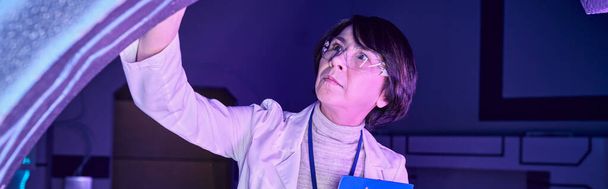 pancarta, Experiencia futurista: Mujer científica adulta en el Centro de Ciencias del Mañana - Foto, Imagen