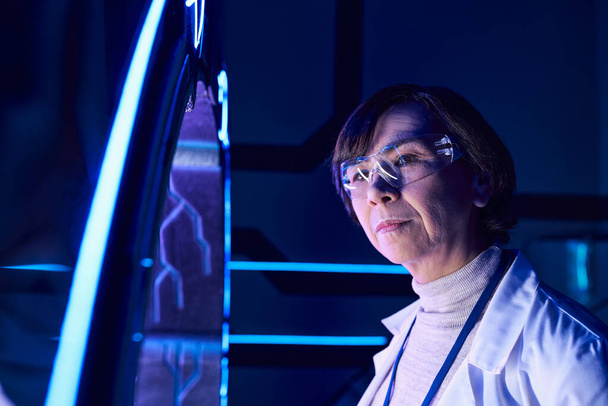 Zukunftsorientierter Wissenschaftler mittleren Alters erkundet Forschungszentrum für experimentelle Ausrüstung - Foto, Bild