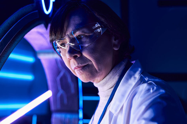 retrato de mujer científica de mediana edad en gafas en el centro de ciencia, con visión de futuro - Foto, Imagen