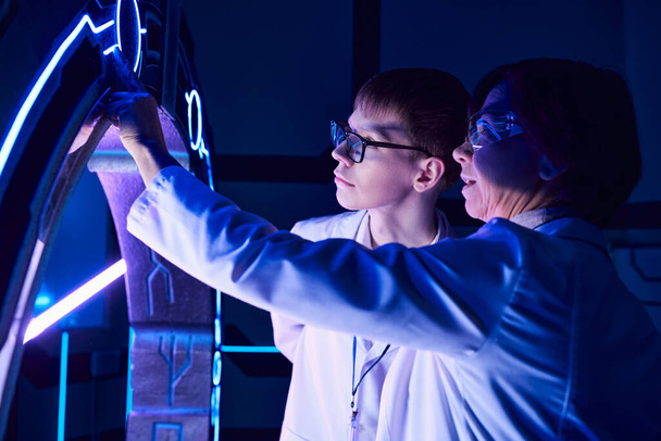 vědecký objev, žena vědec a mladý internista objevování zařízení v discovery Center - Fotografie, Obrázek