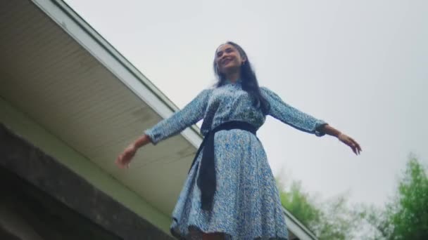 een Aziatische vrouw lopen op het balkon muur in de voorkant van het huis gelukkig in de ochtend - Video