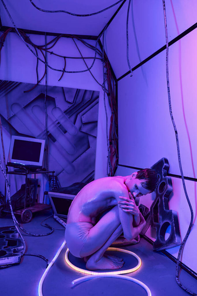 Science-Fiction: Jenseitiger Weltraumreisender sitzt im Neonlicht des Entdeckungszentrums am Computer - Foto, Bild