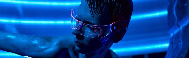 conceito de ciência futurista, alienígena cósmica em óculos no centro de ciência inovador iluminado por néon, bandeira - Foto, Imagem
