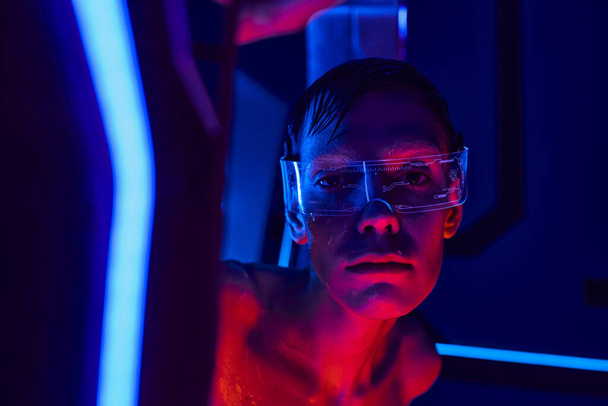 futurisztikus kutatás, földönkívüli humanoid szemüvegben nézi kamera innovatív laborban - Fotó, kép