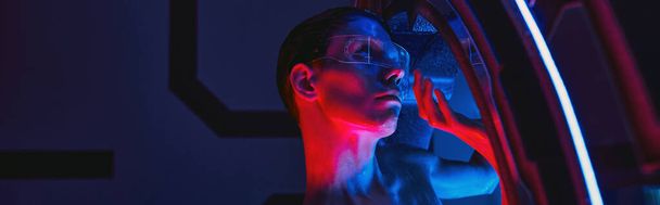 futurisztikus koncepció, humanoid idegen szemüveg belsejében innovatív eszköz a tudományos laborban, banner - Fotó, kép